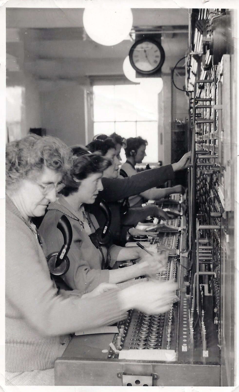 Gweithwyr yn y cyfnewidfa ffôn Porthcawl 