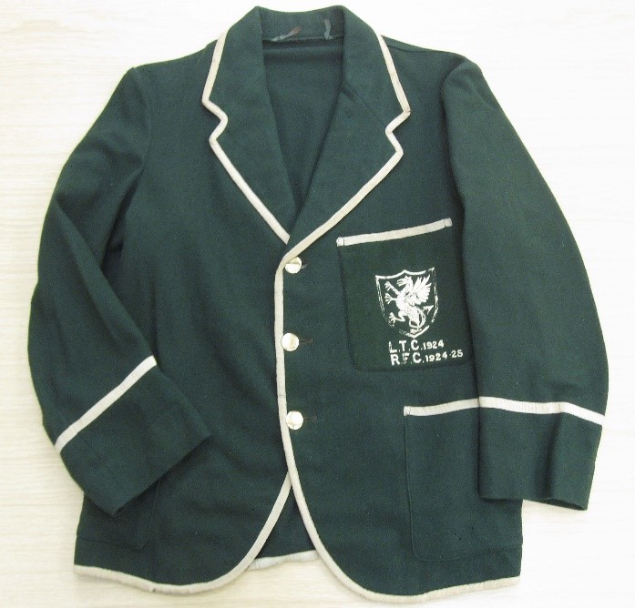 Ffotograf o blaser chwaraeon gwlan