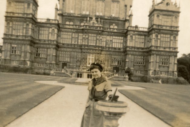 Ffotograff o Alexandra, tywysydd ceidwaid Wcrain wrth ddeial haul o flaen Wollaton House yn Swydd Nottingham