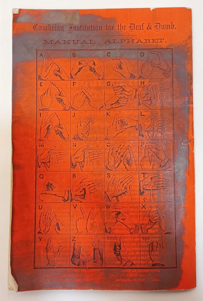 Clawr cefn adroddiad blynyddol The Cambrian Institution of the Deaf and Dumb 1868-9 yn dangos wyddor sillafu â bysedd