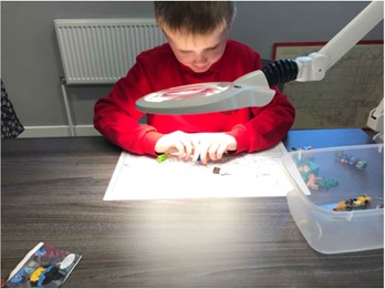 Person ifanc yn gwneud crefft