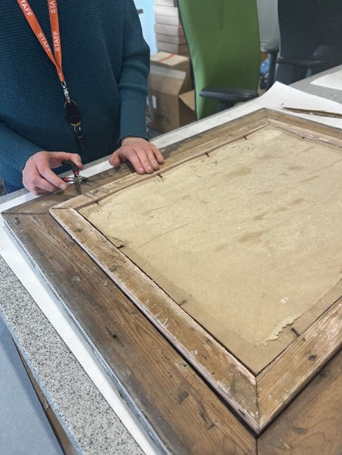 Llun o berson yn defnyddio gefail i dynnu eitemau o'u fframiau