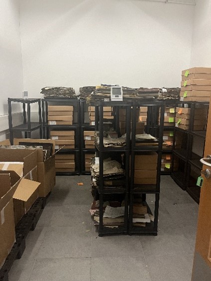 Llun o ystafell storio yn Archifau Gwent o fis Tachwedd, gydag amryw o unedau silffoedd unigol yn dal blychau