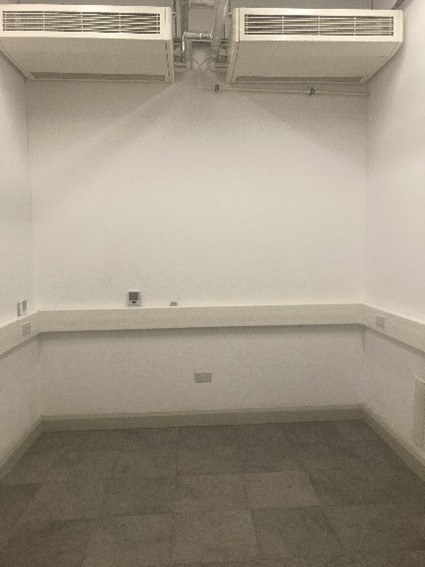 Llun o ystafell storio yn Archifau Gwent o fis Rhagfyr ymlaen, yn wag