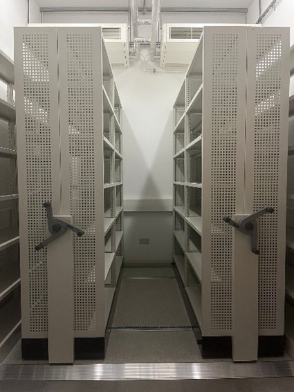 Llun o ystafell storio yn Archifau Gwent o fis Ionawr, gyda staciau rholio newydd