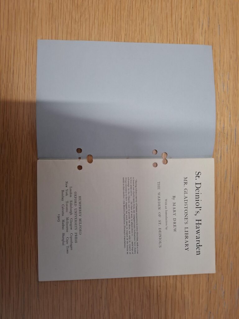 Penarlâg Deiniol Sant, Llyfrgell Mr Gladstone gan Mary Drew (1925), eitem o Lyfrgell Gladstone