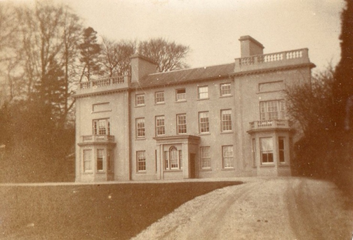 Llun du a gwyn o Blas Dolaucothi, plasty mawr 3 llawr.